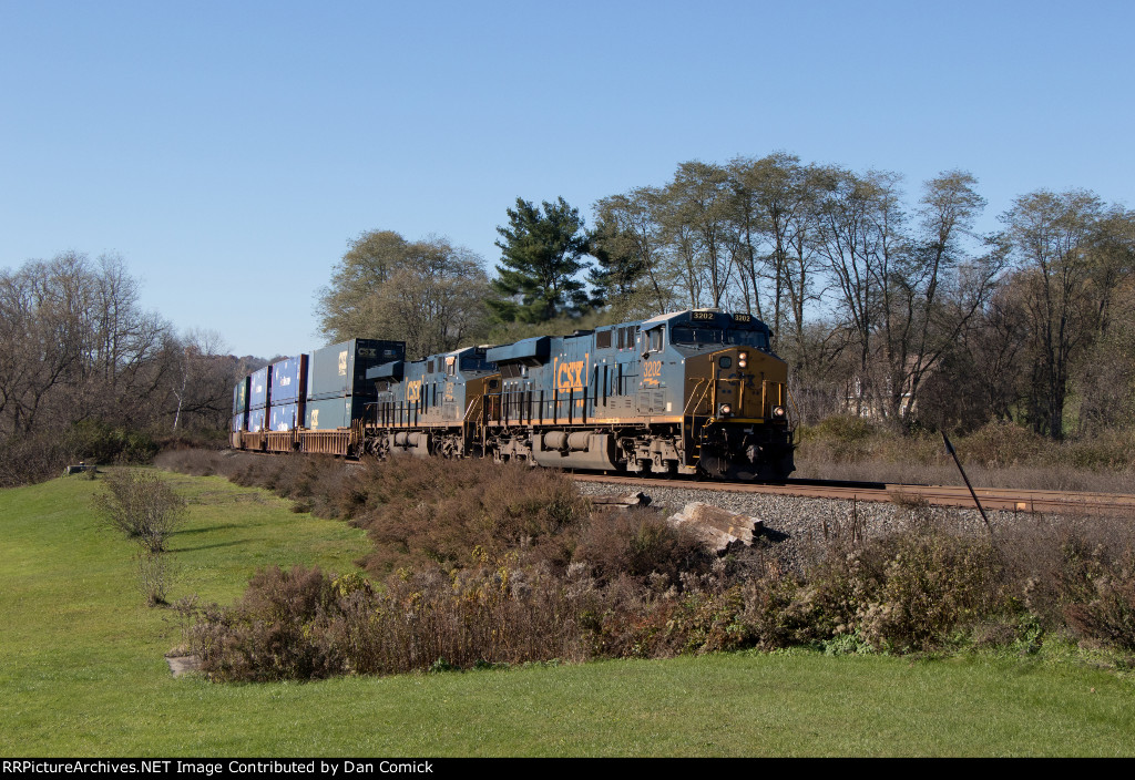 CSX 3202 Leads I004 at Palatine Bridge 